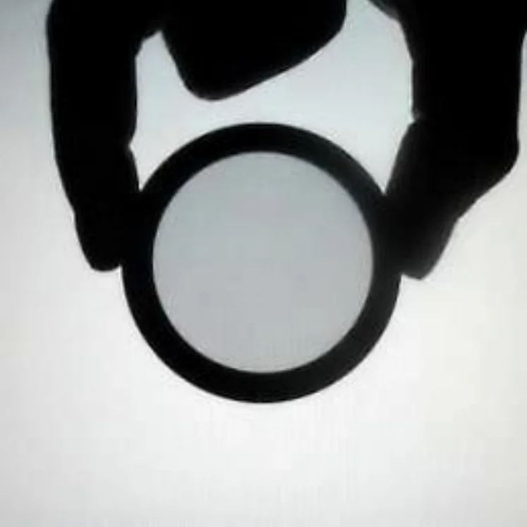 Круглый поляризатор в оправе, который вращают вокруг направления луча
